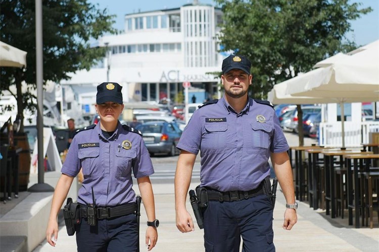 Slika /2018/policajaci u gradu.jpg